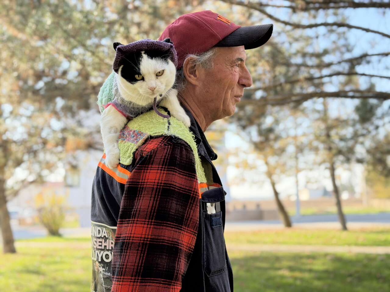 Omzundaki kediyle 65 şehir gezdi! Konya rotasından sonra şimdi Selanik’i hedefliyor 6
